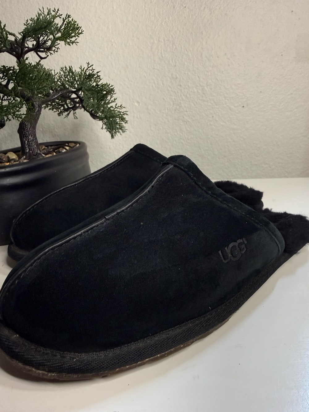 UGG pearle slipper women size 8 Black Suede Shearling-Lined Slip-On Slippers